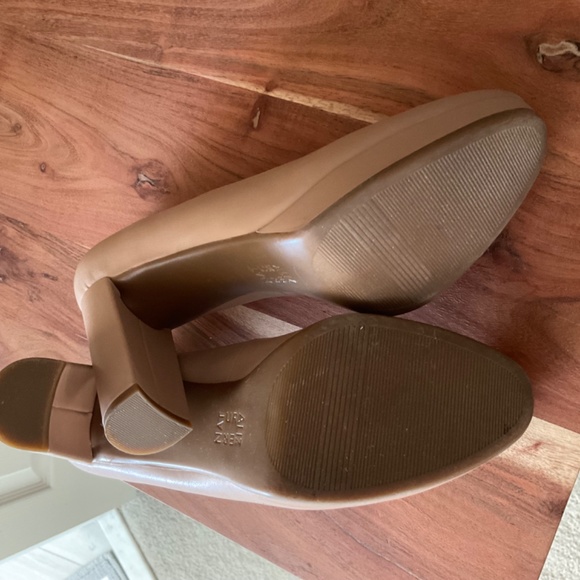 Naturalizer Leather Pumps - Picture 4 of 10